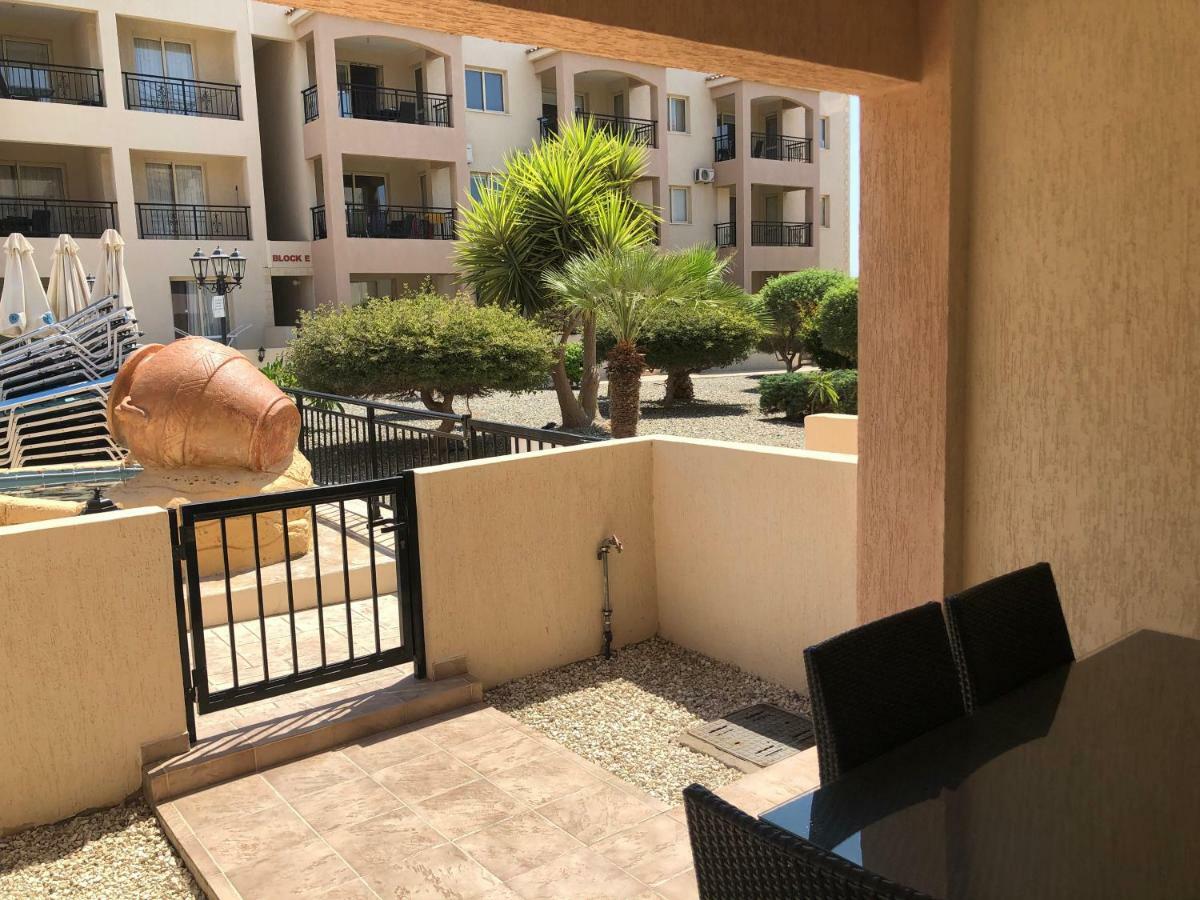 Royal Seacrest Apartment Paphos Bagian luar foto