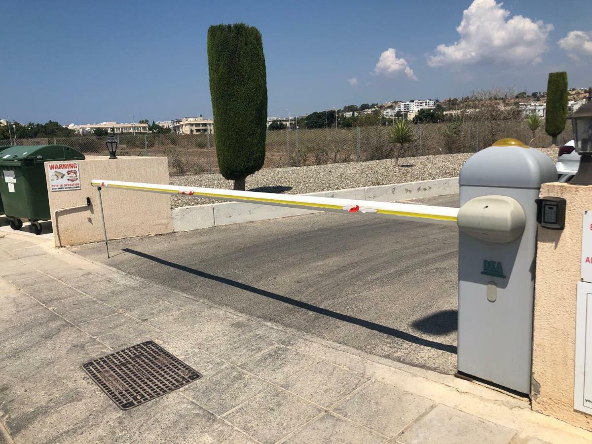 Royal Seacrest Apartment Paphos Bagian luar foto