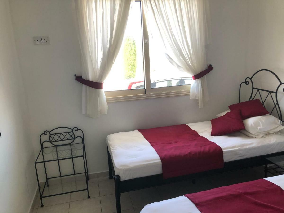 Royal Seacrest Apartment Paphos Bagian luar foto