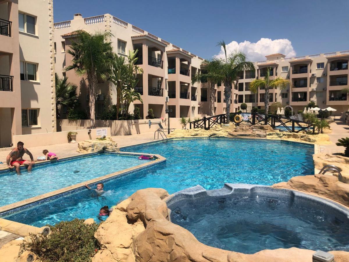 Royal Seacrest Apartment Paphos Bagian luar foto