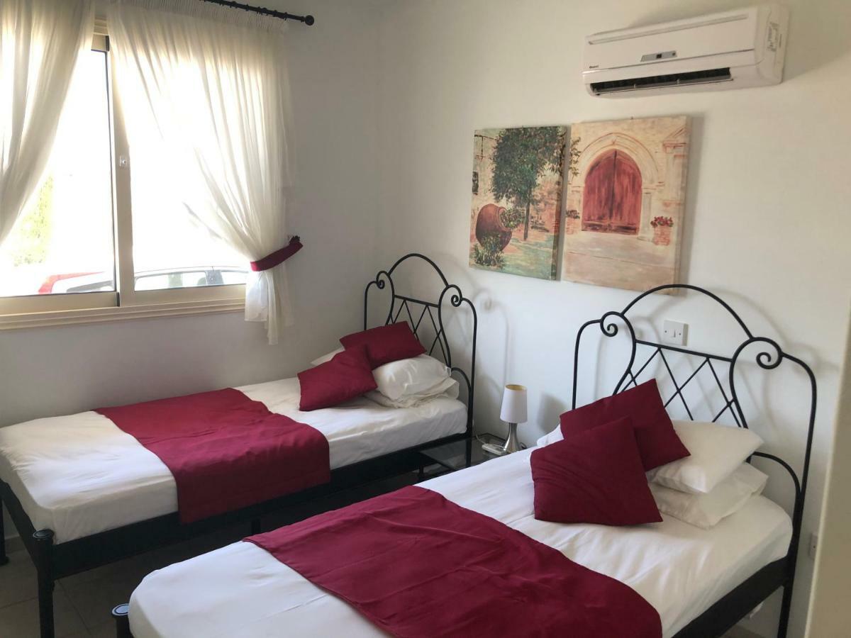 Royal Seacrest Apartment Paphos Bagian luar foto